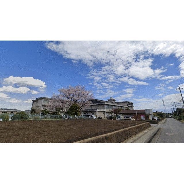 近くの南足柄市立向田小学校まで1,086m（徒歩14分）