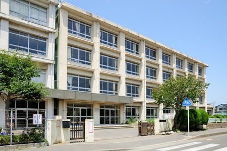 近くの藤沢市立羽鳥小学校まで1,249m(徒歩16分)