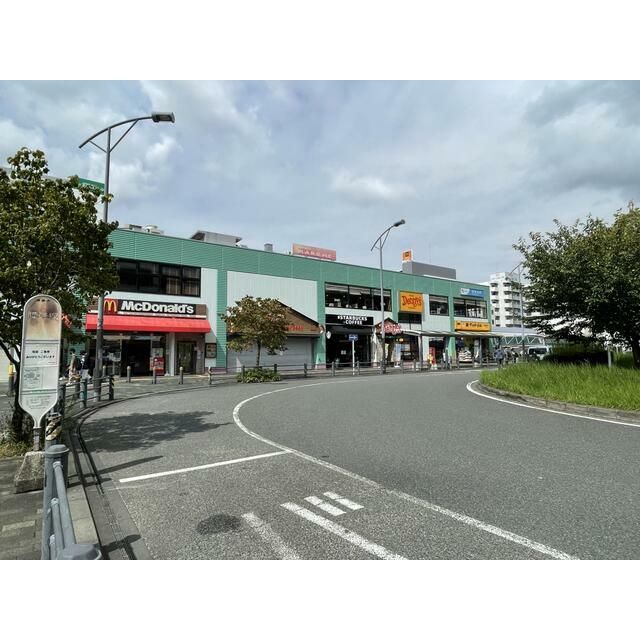 近くのマクドナルド、シュマッツ、スターバックスコーヒー、デニーズまで950m（徒歩12分）