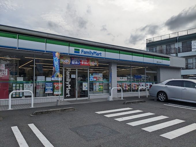 近くのファミリーマート 秦野ひらさわ店まで528m（徒歩7分）