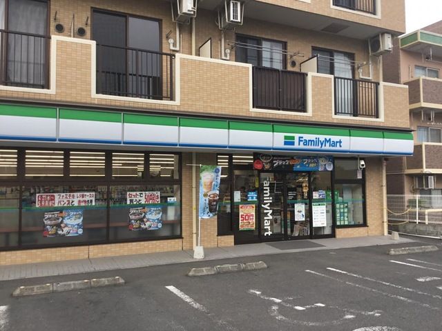 近くのファミリーマート 秦野南矢名店まで800m（徒歩10分）