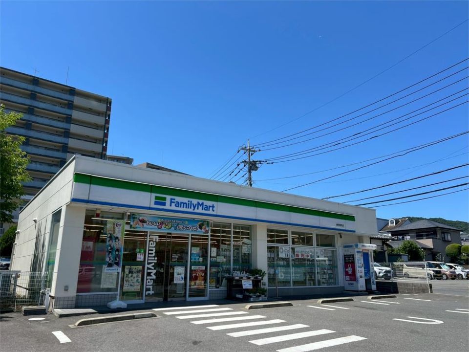 近くのファミリーマート 秦野鶴巻店まで414m（徒歩6分）