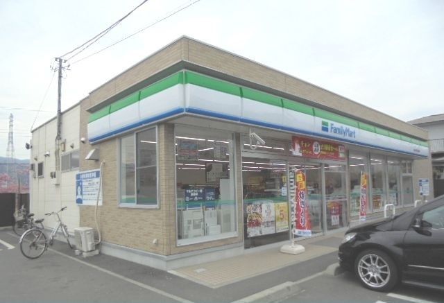 近くのファミリーマート和田河原南店まで350m（徒歩5分）