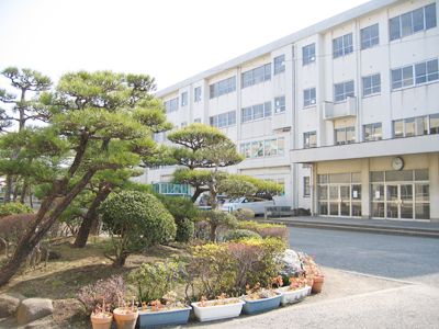 近くの茅ヶ崎市立浜須賀中学校まで619m（徒歩8分）