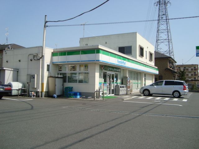 近くのファミリーマートまで400m（徒歩5分）
