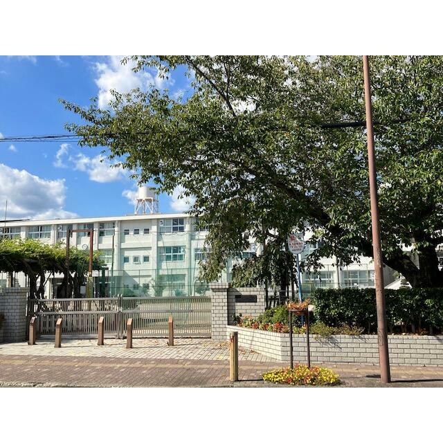 近くの伊勢原市立伊勢原小学校まで527m（徒歩7分）
