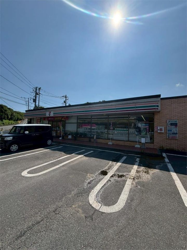 近くのセブンイレブン 秦野鶴巻店まで659m（徒歩9分）
