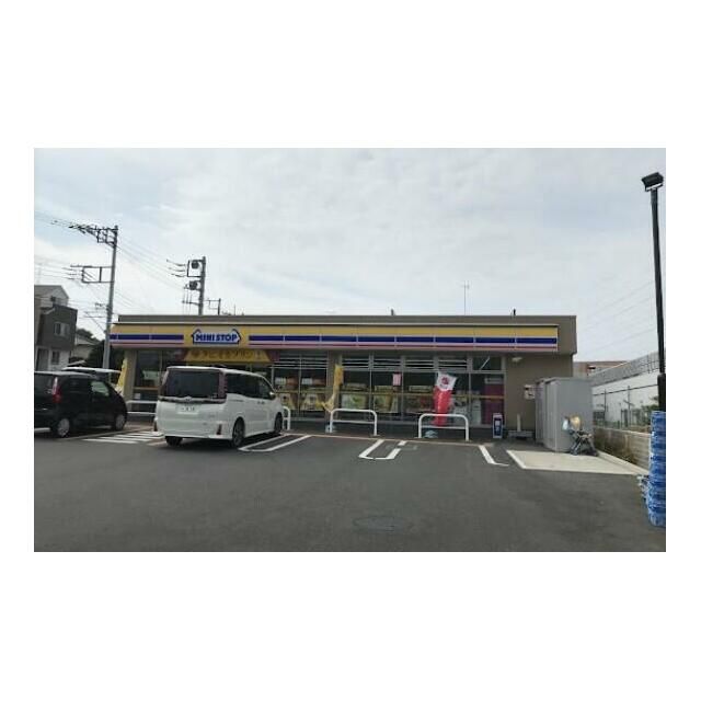近くのミニストップ横浜戸塚下郷店まで575m（徒歩8分）