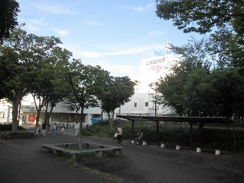 近くのイオンニューライフタウン店まで901m（徒歩12分）