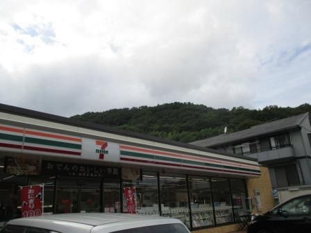 近くのセブンイレブン 秦野鶴巻店まで411m（徒歩6分）