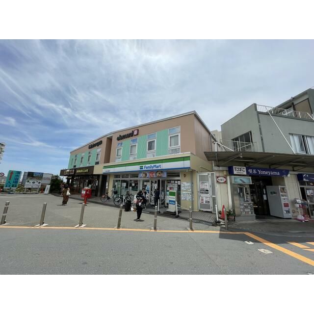近くのファミリーマートまで100m（徒歩2分）