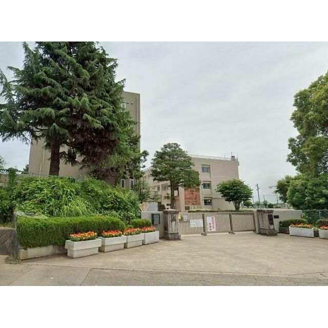 近くの厚木市立荻野中学校まで959m（徒歩12分）