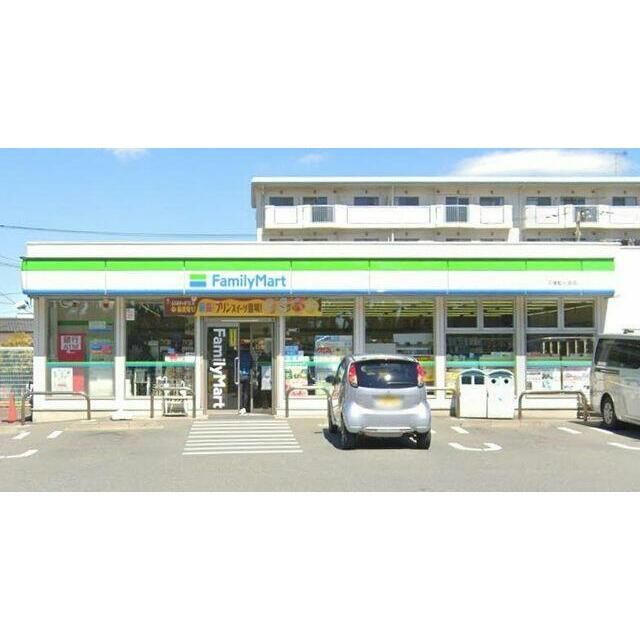 近くのファミリーマート平塚虹ヶ浜店まで650m（徒歩9分）
