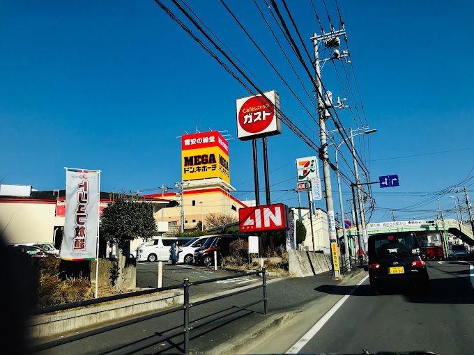 近くのMEGAドン・キホーテ綾瀬店まで449m（徒歩6分）