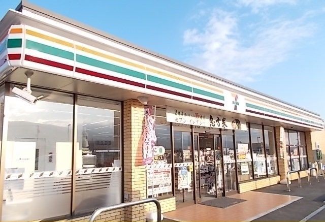 近くのセブンイレブン牛島店まで300m（徒歩4分）