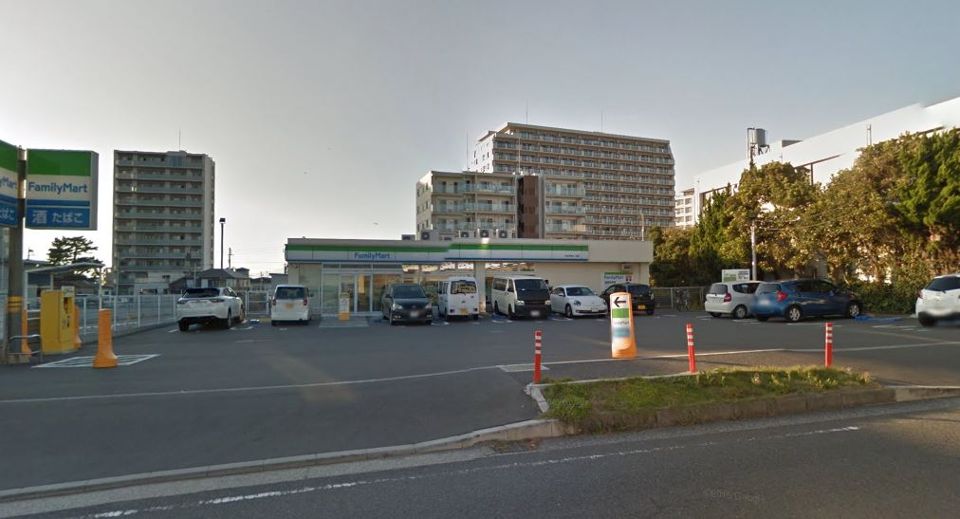 近くのファミリーマート 松山湘南江ノ島店まで445m（徒歩6分）