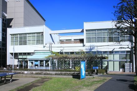 近くの藤沢市南市民図書館まで843m（徒歩11分）