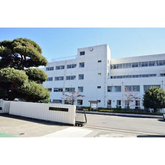 近くの伊勢原市立伊勢原中学校まで887m（徒歩12分）
