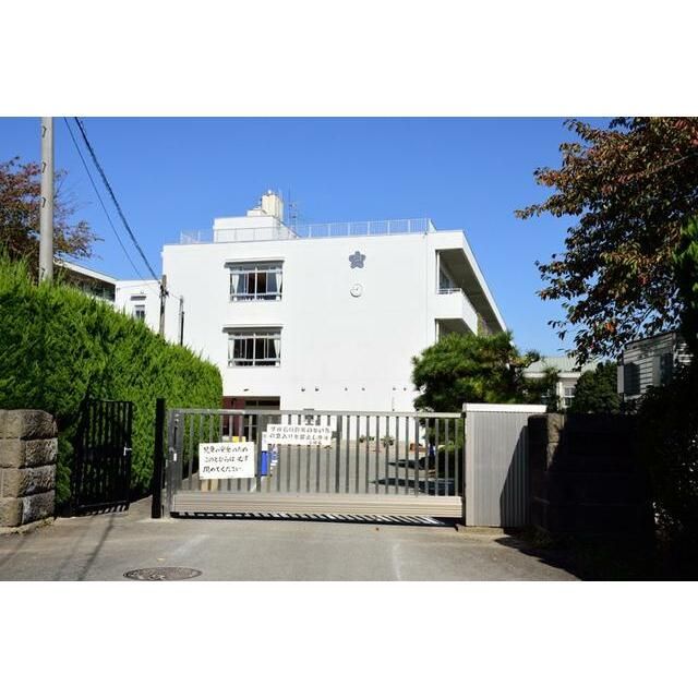 近くの伊勢原市立桜台小学校まで490m（徒歩7分）