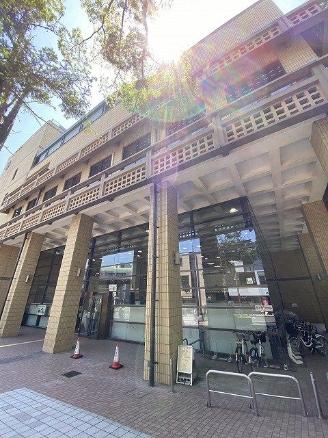 近くの逗子市役所まで1,686m（徒歩22分）
