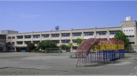 近くの横浜市立境木小学校まで322m（徒歩5分）
