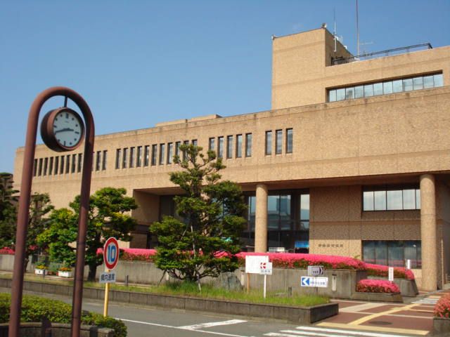 近くの伊勢原市役所まで640m（徒歩8分）