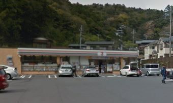 近くのセブンイレブン 鎌倉市役所通り店まで448m（徒歩6分）