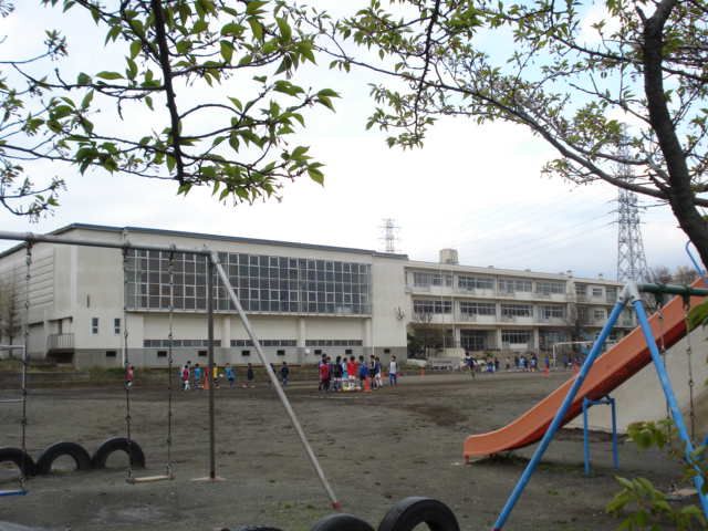 近くの成瀬小学校まで80m（徒歩1分）