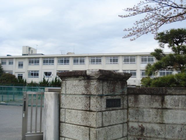 近くの成瀬中学校まで200m（徒歩3分）