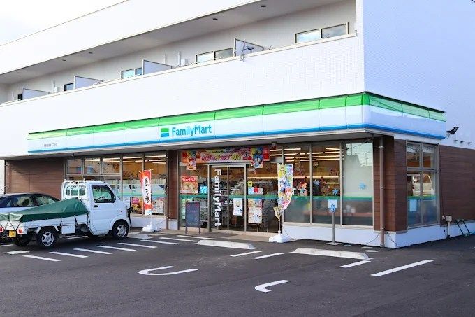 近くのファミリーマート 伊勢原高森三丁目店まで462m（徒歩6分）