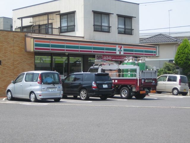 近くのコンビニエンスストアまで120m（徒歩2分）