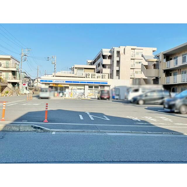 近くのローソン伊志田高校前店まで80m（徒歩1分）