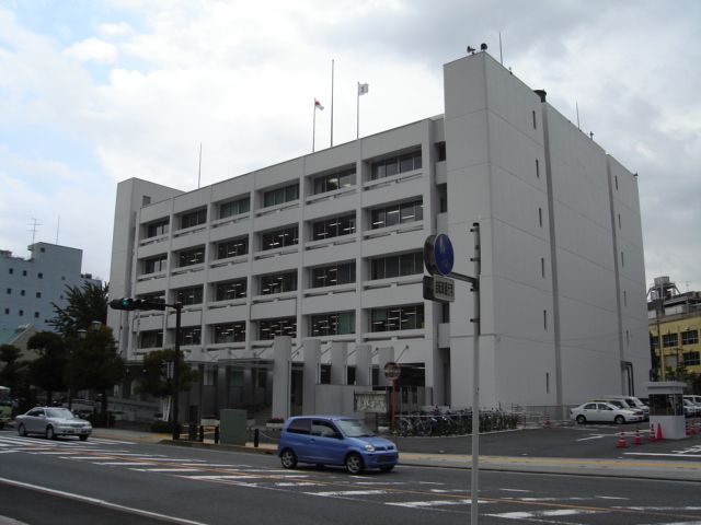 近くの市役所まで320m（徒歩4分）