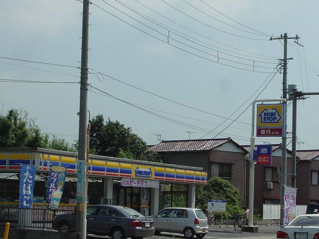 近くのミニストップまで320m（徒歩4分）