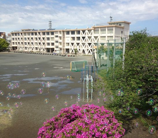 近くの藤沢市立村岡小学校まで1,837m（徒歩23分）
