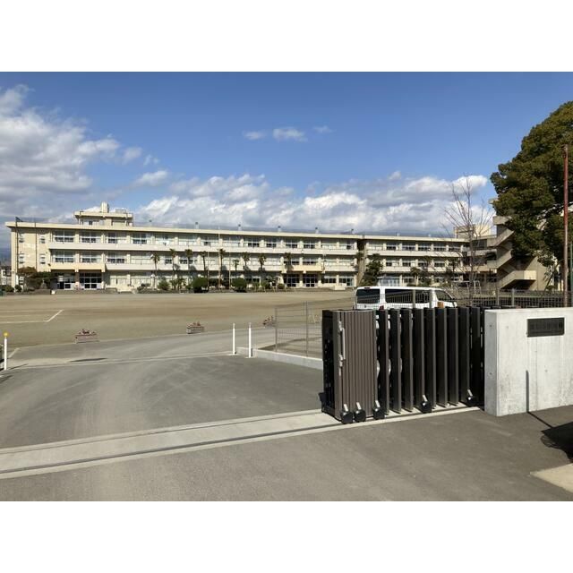 近くの小田原市立酒匂小学校まで539m（徒歩7分）