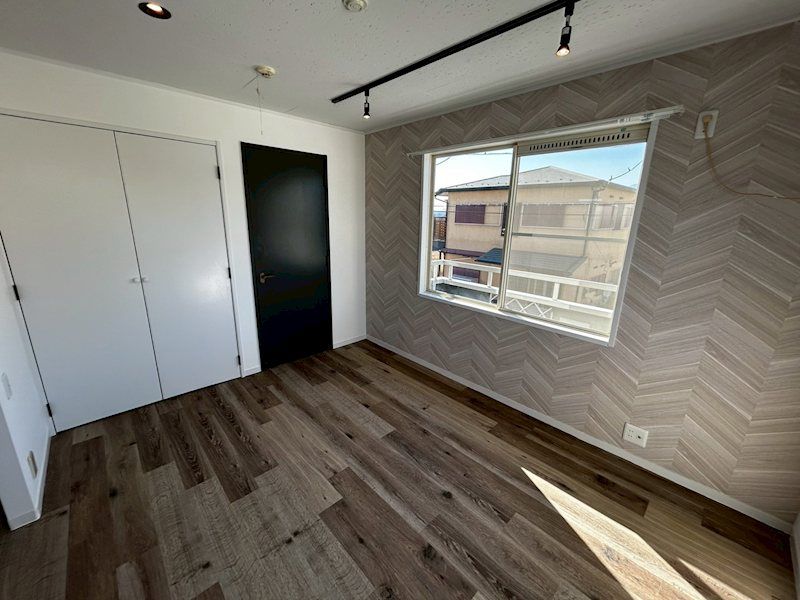 近くのファミリーマート 松山圏央厚木IC店まで302m（徒歩4分）