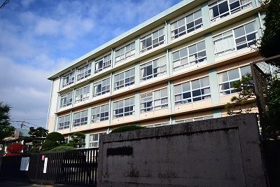 近くの平塚市立松延小学校まで366m（徒歩5分）