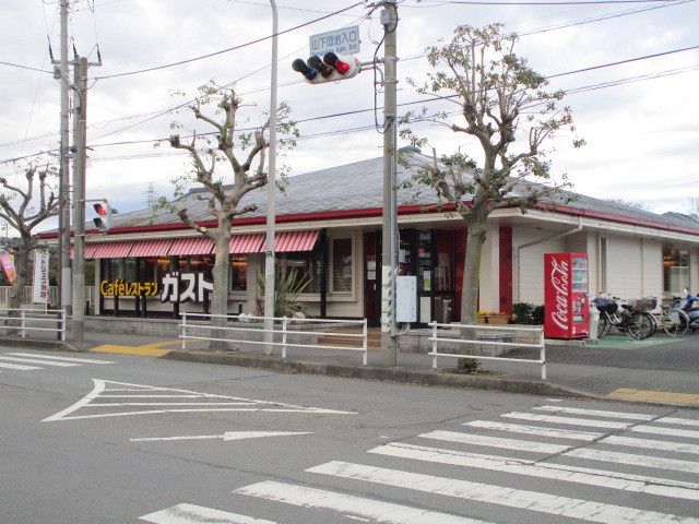 近くのガストまで1,200m（徒歩15分）