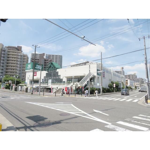 近くのFuji善行店まで377m（徒歩5分）