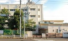 近くの桂台小学校まで868m（徒歩11分）