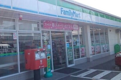 近くのファミリーマート本郷小学校前店まで502m（徒歩7分）