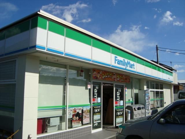 近くのファミリーマートまで60m（徒歩1分）