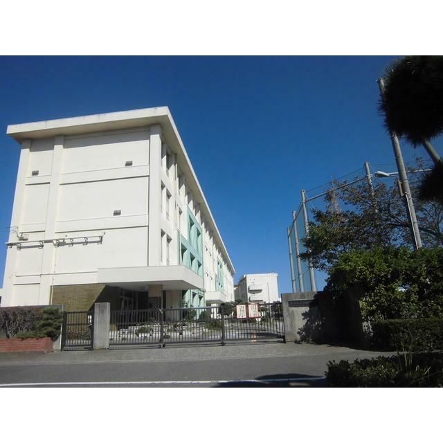 近くの藤沢市立高浜中学校まで854m（徒歩11分）