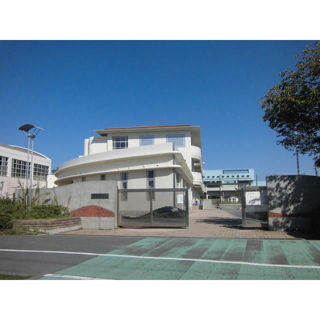 近くの藤沢市立高砂小学校まで944m（徒歩12分）