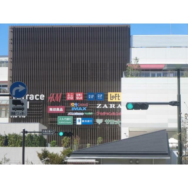 近くの湘南地域最大のショッピングモール（全281店舗）「テラスモール湘南」まで1,367m（徒歩18分）