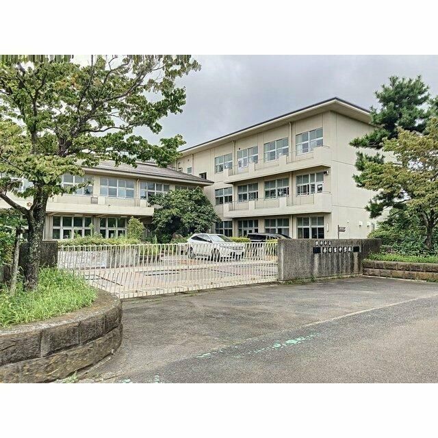 近くの綾瀬市立　春日台中学校まで750m（徒歩10分）