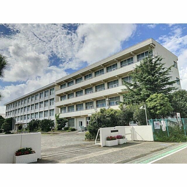 近くの綾瀬市立　落合小学校まで350m（徒歩5分）