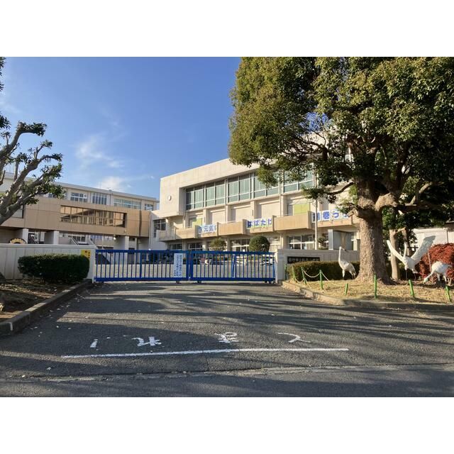 近くの秦野市立鶴巻小学校まで932m（徒歩12分）