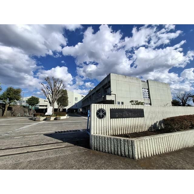 近くの神奈川県立秦野曽屋高校まで166m（徒歩3分）